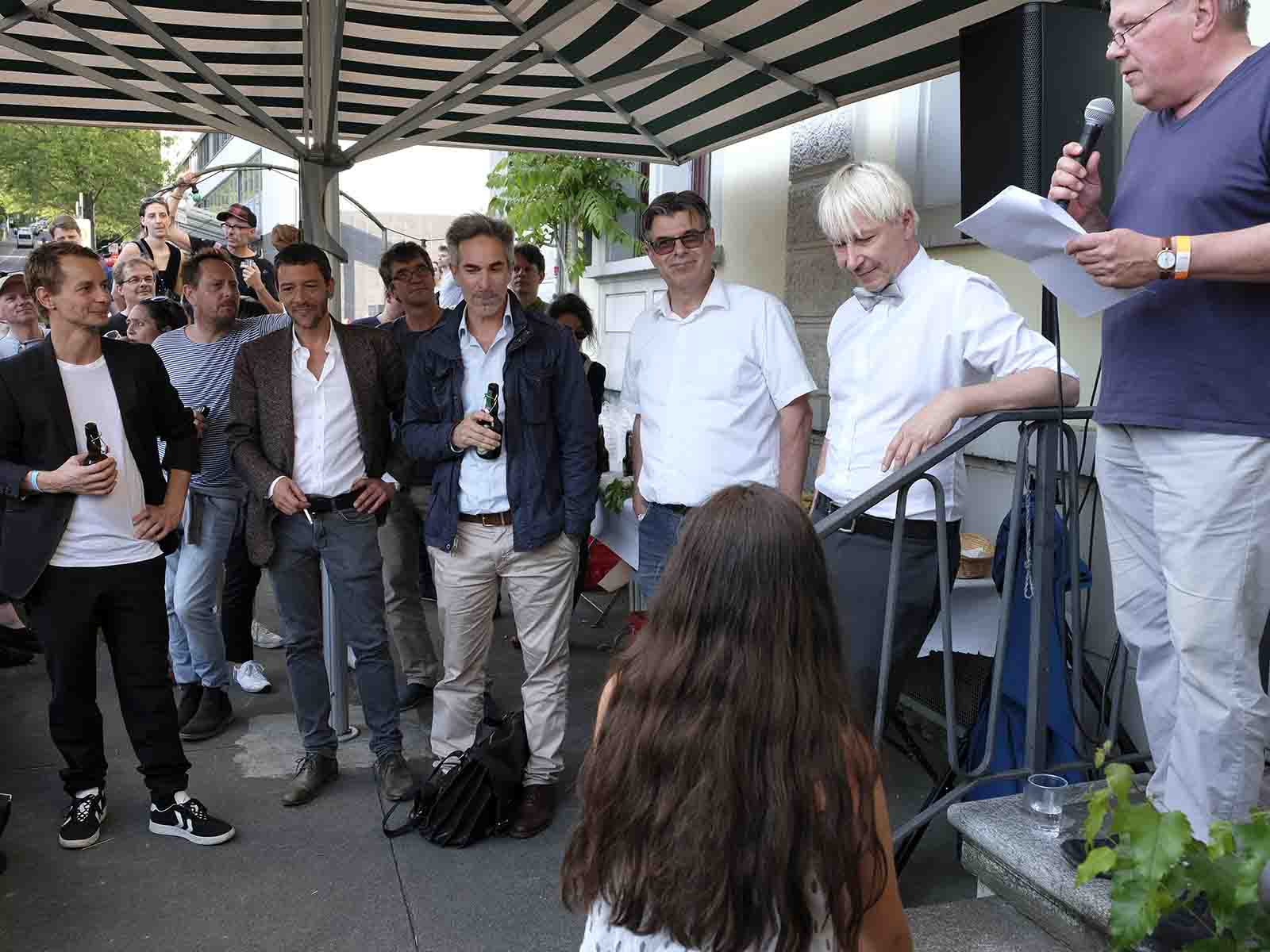 Das Nordbrüggli-Dream-Team (v.l.n.r.) und dazwischen Urs Räbsamen mit der Brille: Felix Haldimann, Marcel Ferri, Dominik Büttiker und Dani Seitz. Ganz rechts Beni Weder, Präsident des QVW, der eine Laudatio hielt.