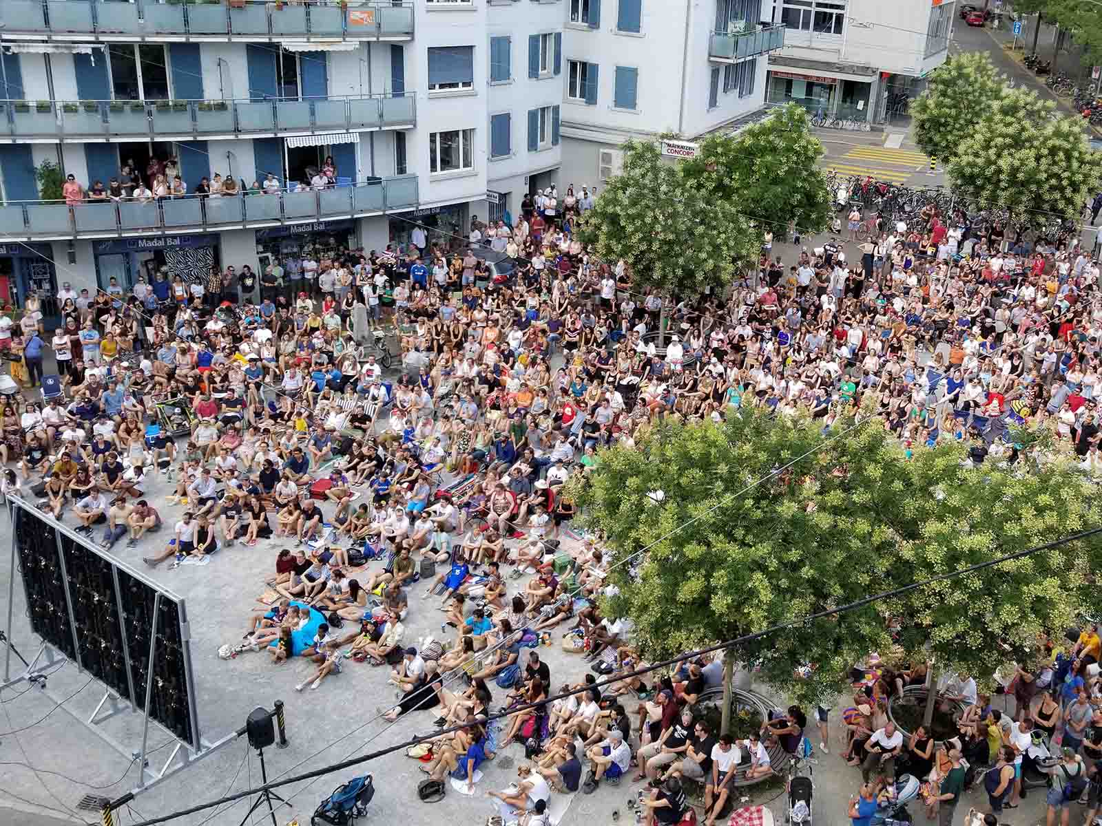 Public Viewing auf dem Röschibachplatz.