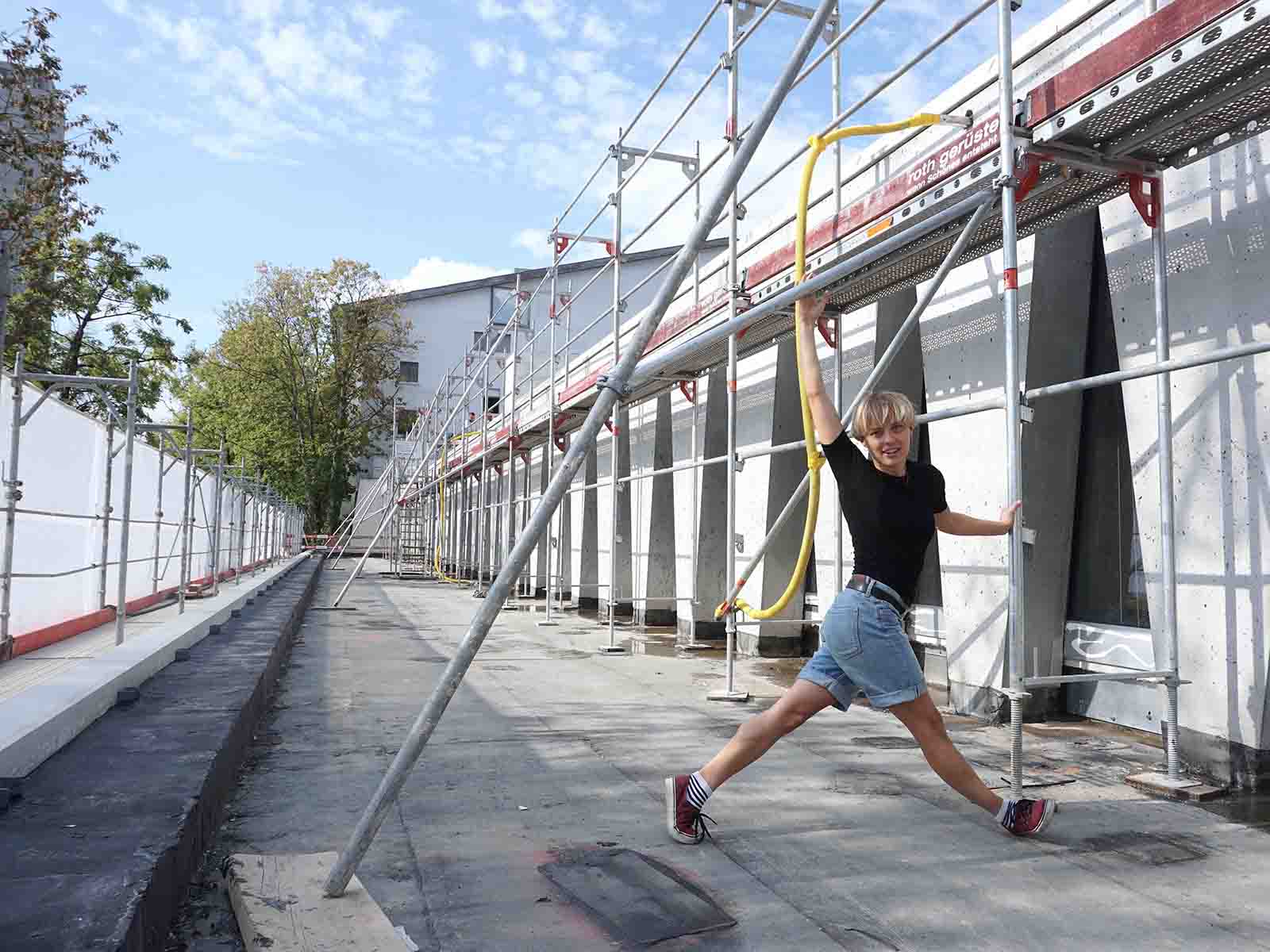 Lucia Gugerli, die Verfasserin des Beitrages, auf der Baustelle des Ersatzneubaus für das Tanzhaus Zürich.