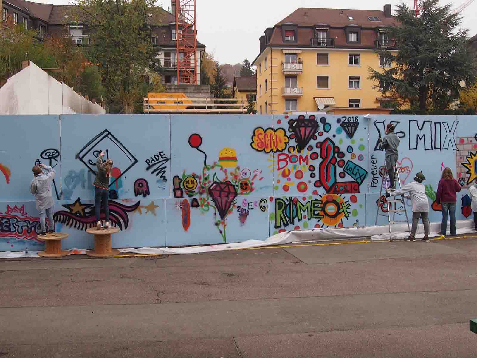 Die Baustellenwand füllt sich.