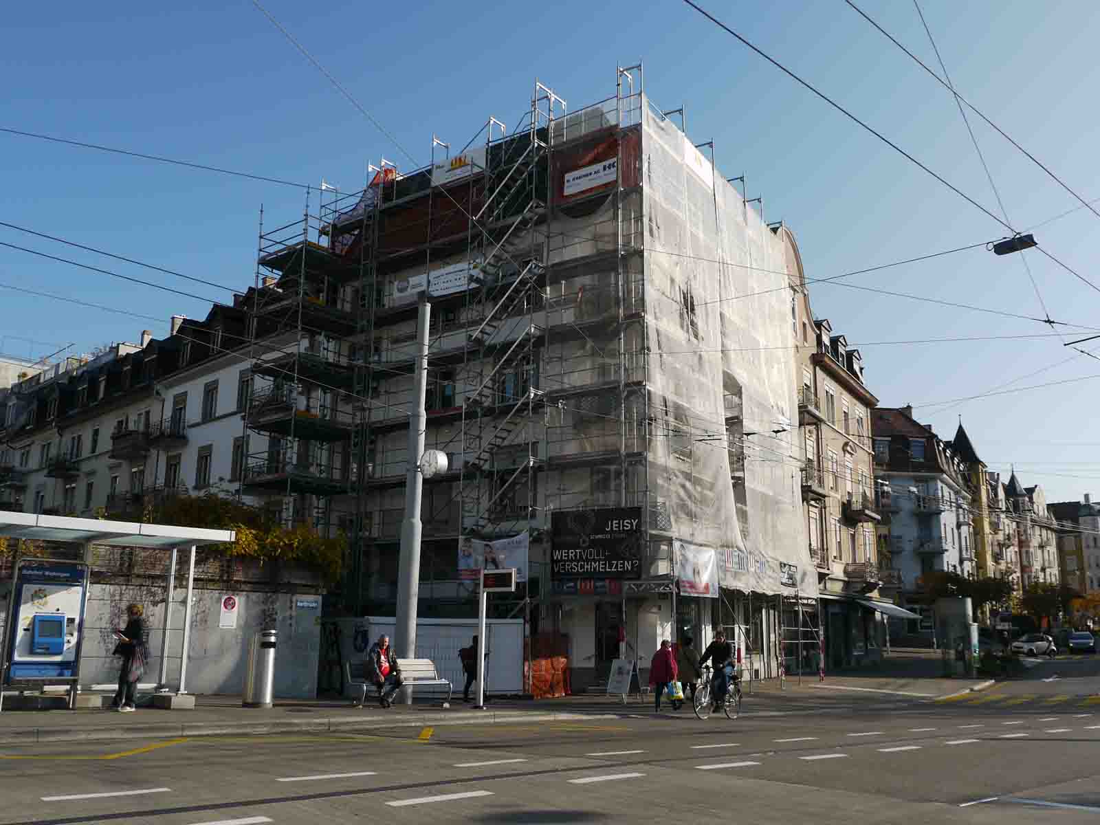 Das Eckhaus Rotbuchstrasse 72, eingerüstet seit April 2017. (Fotos: Fredy Haffner)