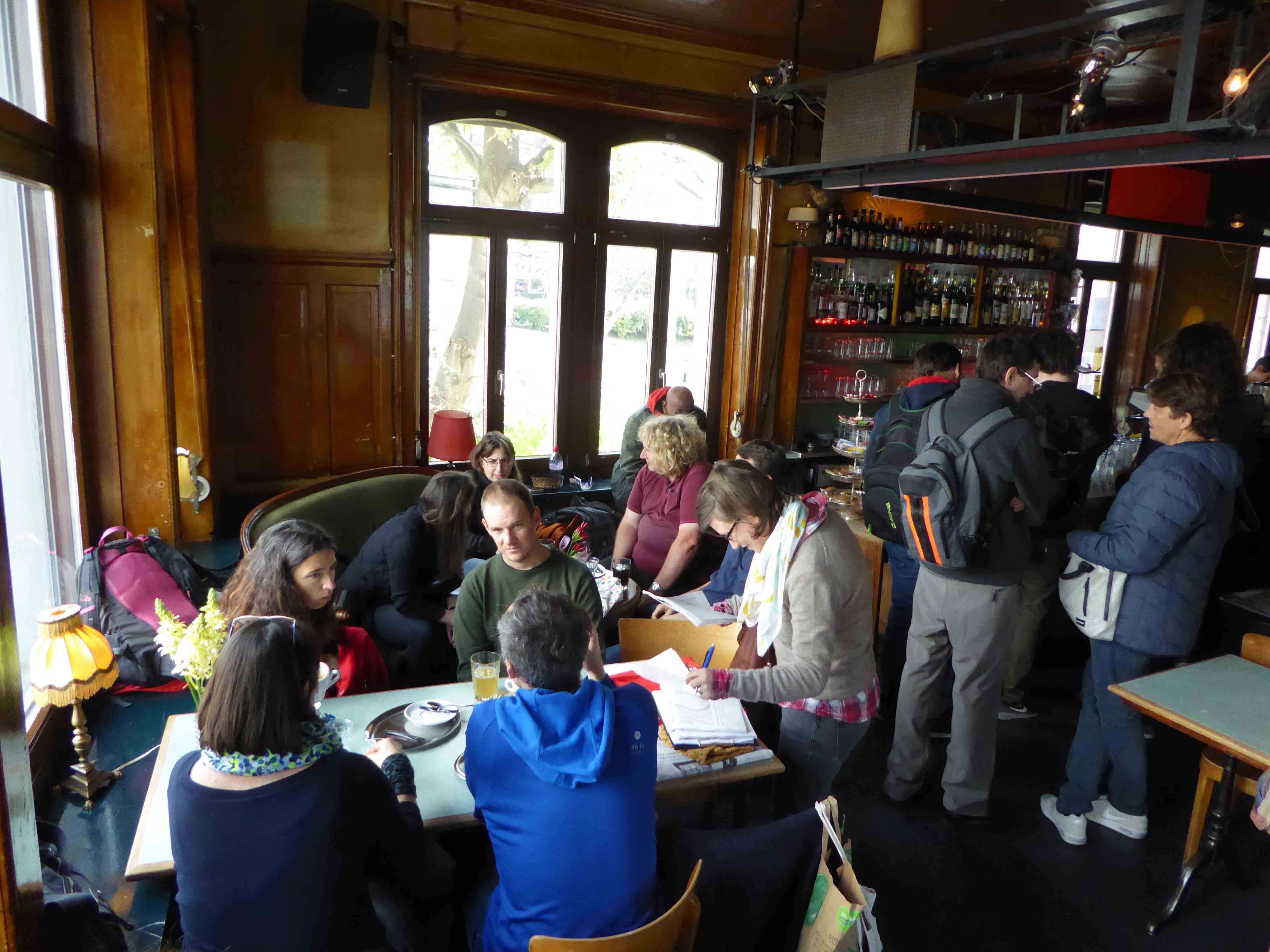 Das zwanzigköpfige Kampagnenteam der SP macht Pause im Restaurant Nordbrücke, um die Antworten aus dem Quartier zu sortieren und sich für eine nächste Runde zu stärken.