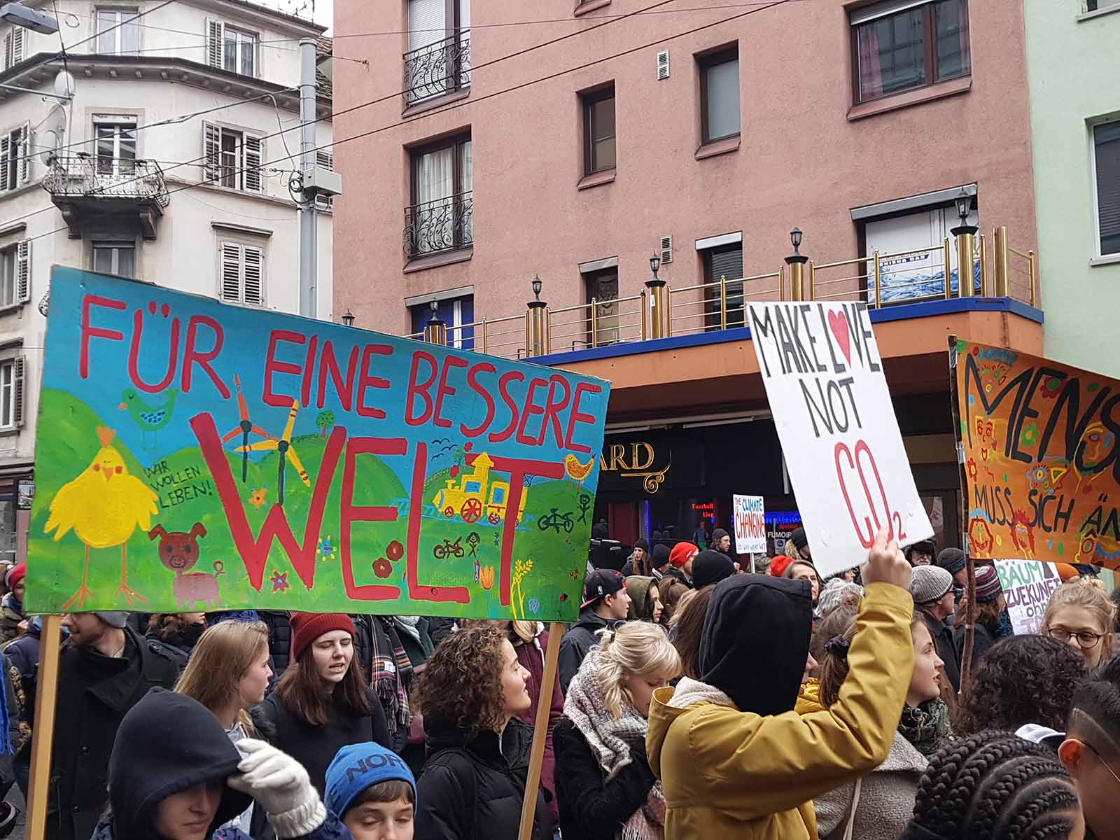 Make Love, not CO2 – Jugendliche machen mit selbstgebastelten Plakaten auf die Klimakrise aufmerksam.