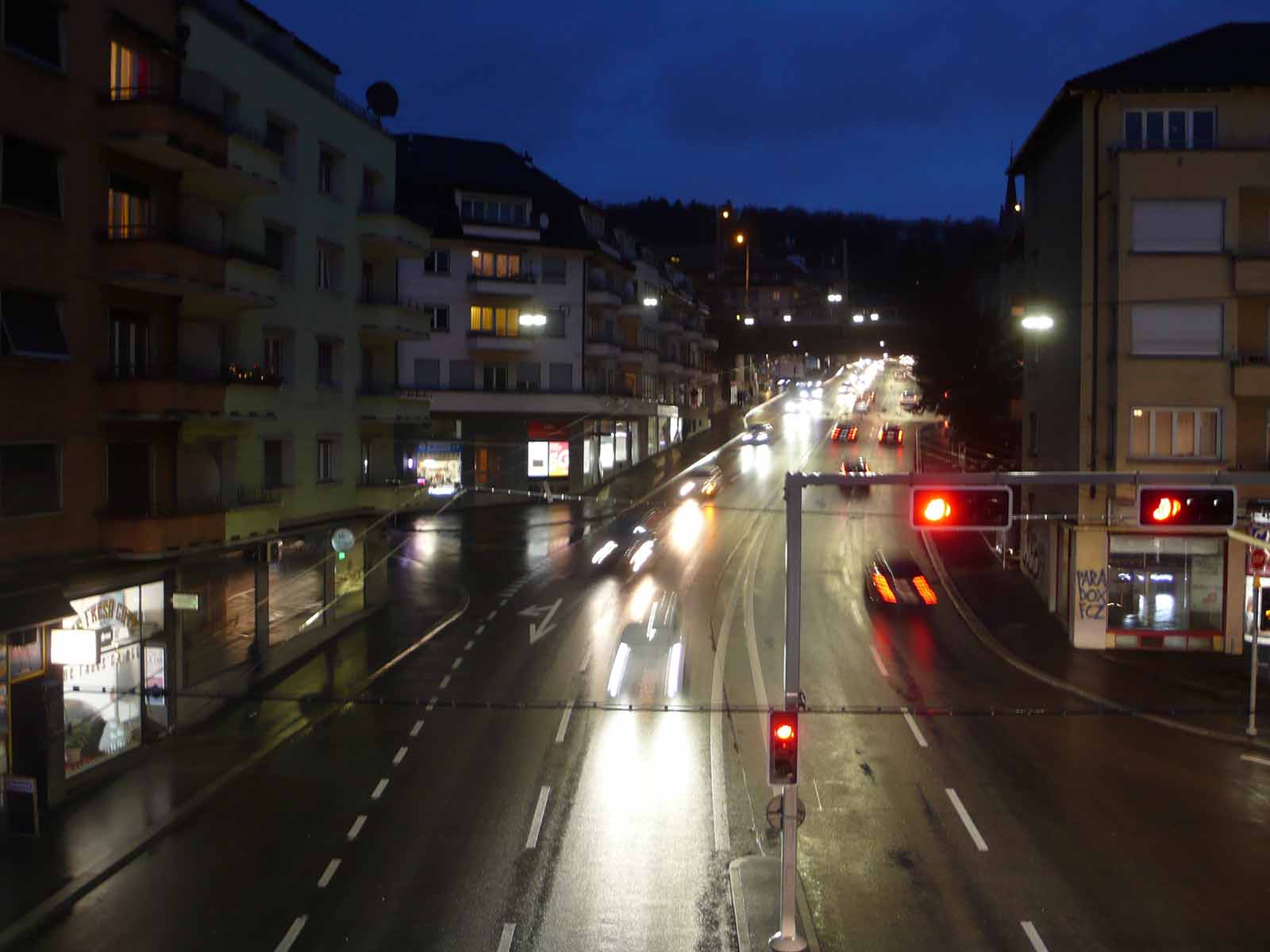 Auch in der Nacht ist die Rosengartenstrasse stark befahren.