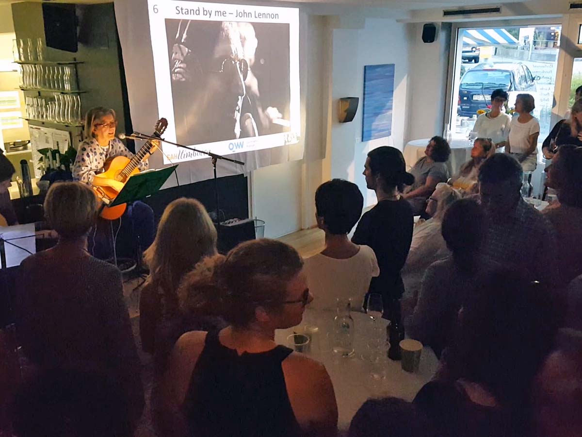 Das Singen in der Gruppe scheint in Wipkingen auf grosses Interesse zu stossen.