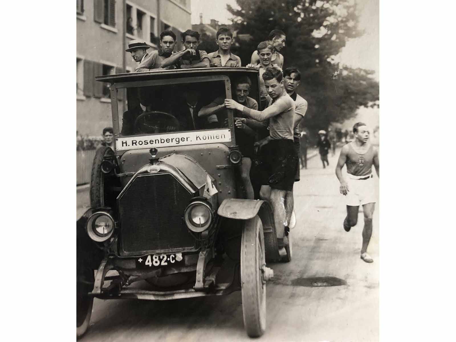 Die Fahrt nach Hause mit dem «Mannschaftsbus» nach einem erfolgreichen Spiel des SCW (1955).