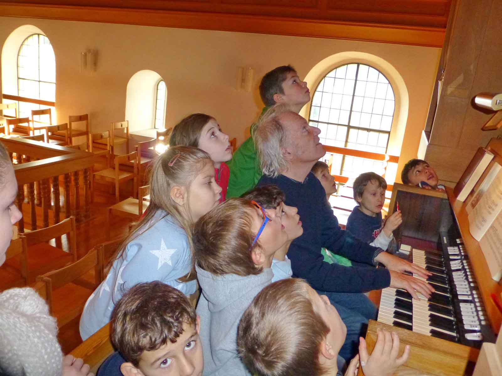 Kinder entdecken die Kirche.
