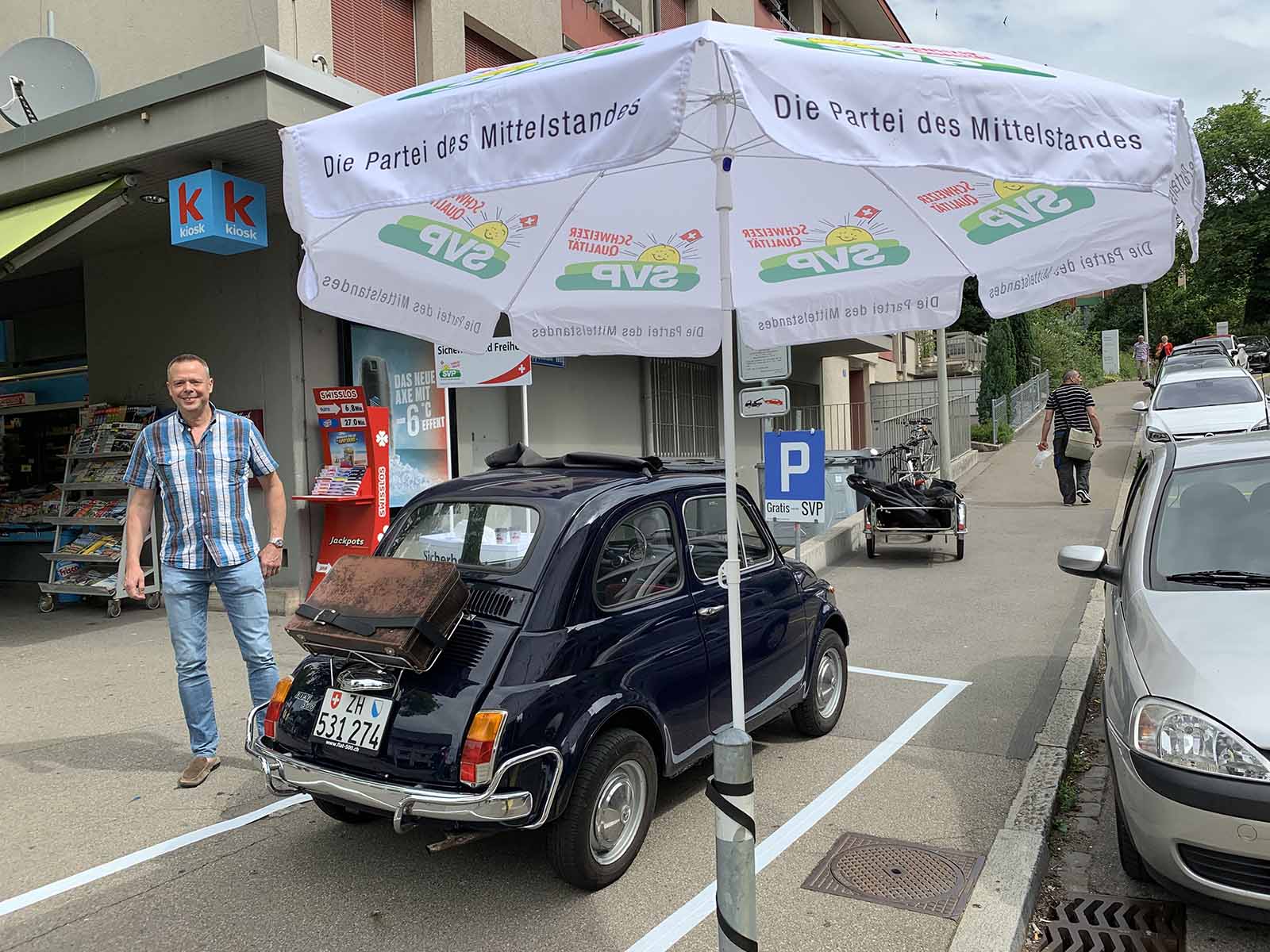 Die SVP organisierte eine von den Medien beachtete Standaktion zum Thema Parkplatzabbau.