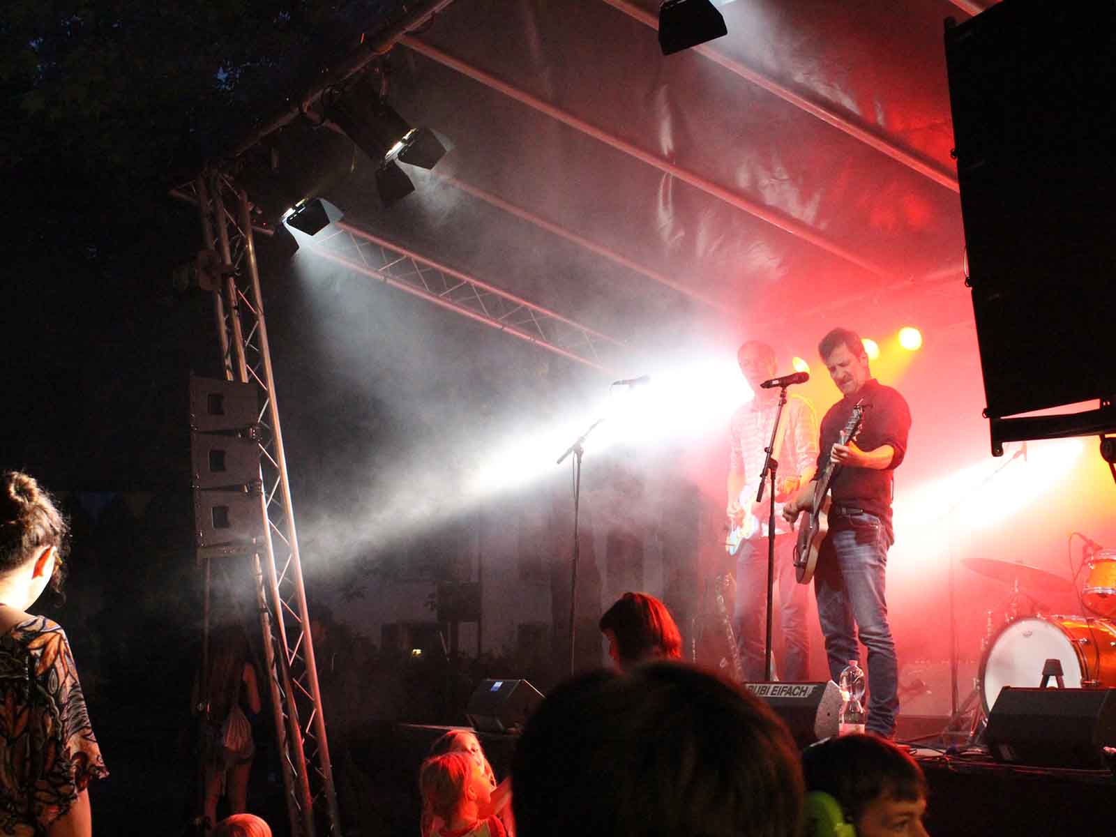 Die Berner Band «Bubi Eifach», welche am Abend mit Mundart Liedern begeisterten.