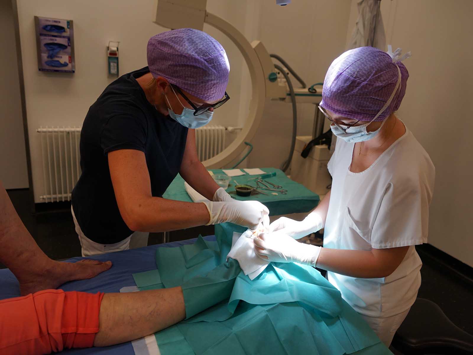 Kleinere Eingriffe erledigt die Chirurgie-Oberärztin Dr. med. Claudia Twerenbold (links) direkt in einem zusätzlichen Operationssaal auf dem Notfall.
