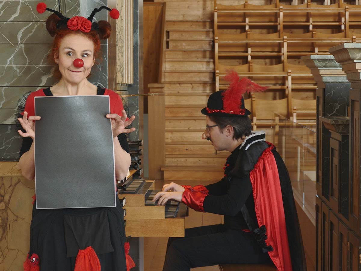 Clownin «Coccinella», alias Domenica Ammann, und an der Orgel «Cocello», alias Nicola Cittadin.