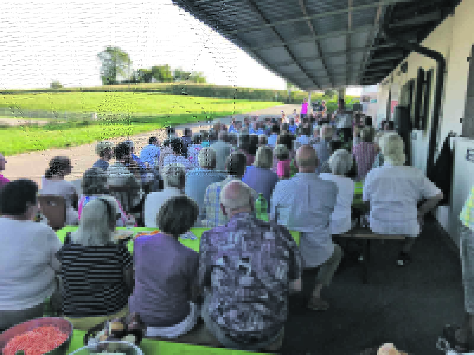 Weit über 100 Besucher lauschen den Ausführungen von Roger Köppel.