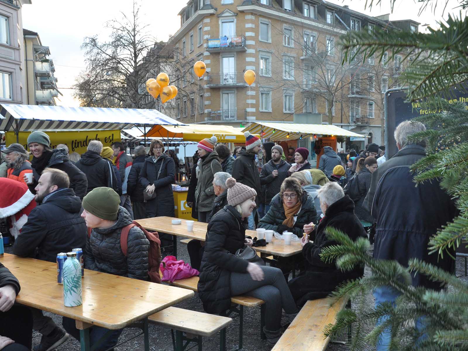 Schöne Stimmung am Weihnachtsmarkt auf dem Röschibachplatz.