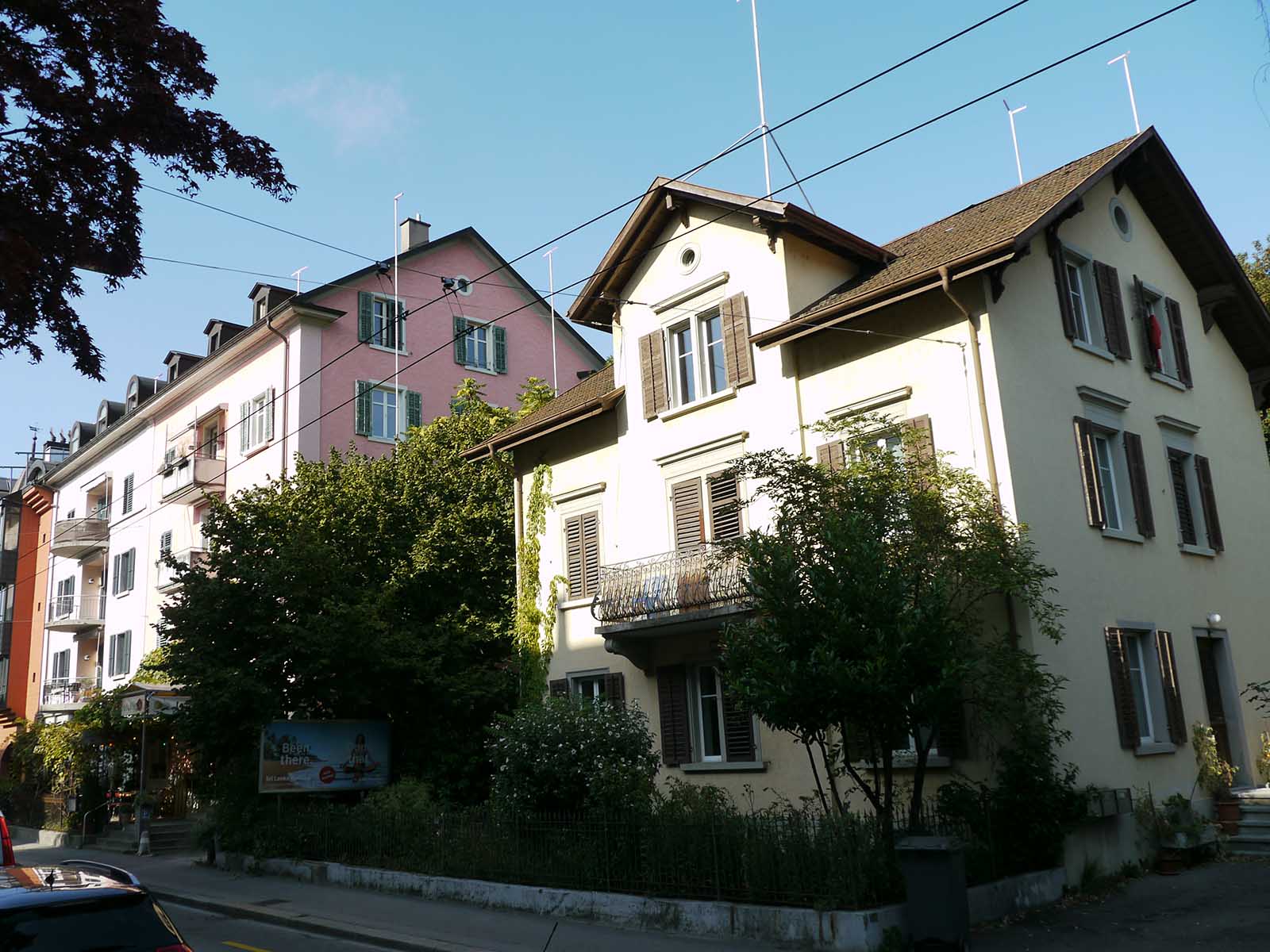 Nordstrasse 180 (rechts) und links davon das «Tre Fratelli»-Haus mit Baugespannen im Sommer 2019.
