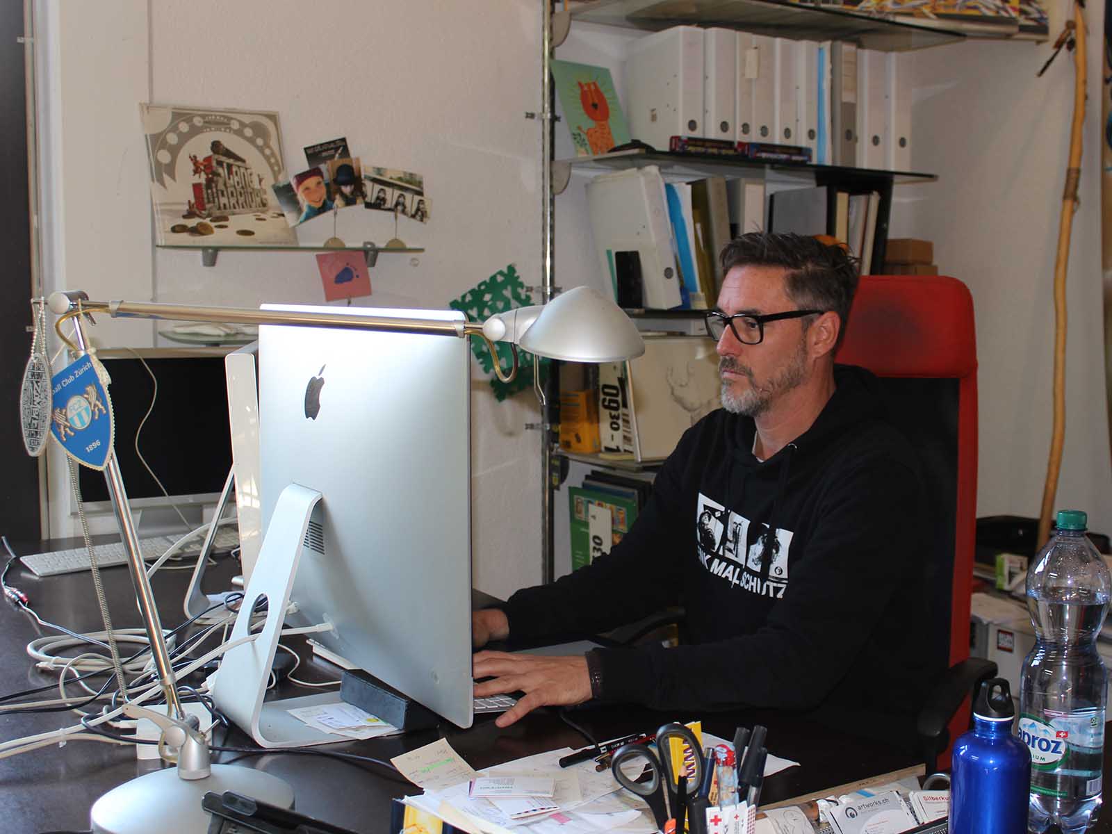 Redl in seinem Büro und Atelier in Wipkingen, unweit vom Schaffhauserplatz.