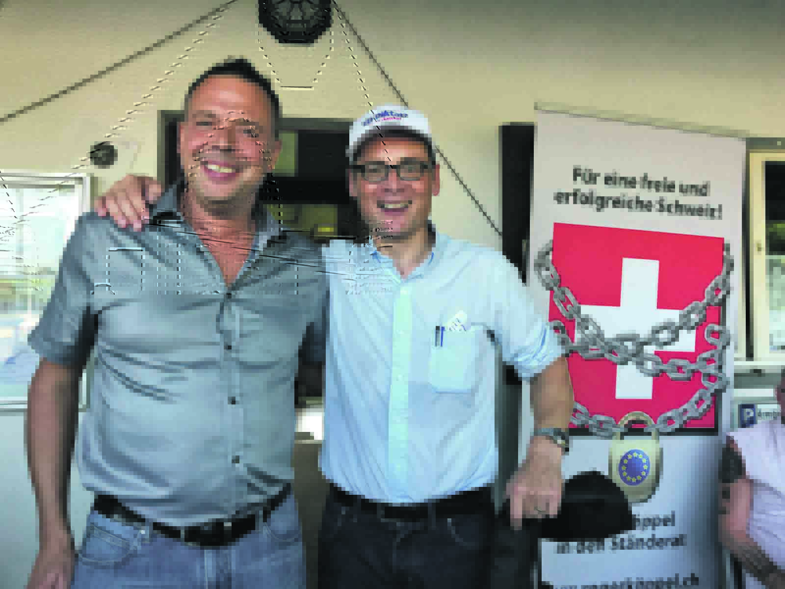 Der scheidende Gemeinderat Christoph Marty (links) mit Roger Köppel am Sommer-Grill 2019 der SVP auf dem Hönggerberg.