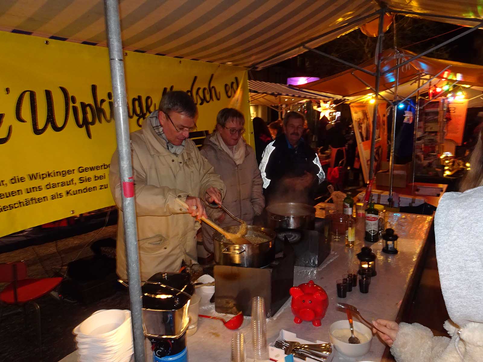 Vorstandsmitglieder des Gewerbe Wipkingen bereiten am Weihnachtsmarkt den traditionellen Risotto zu.