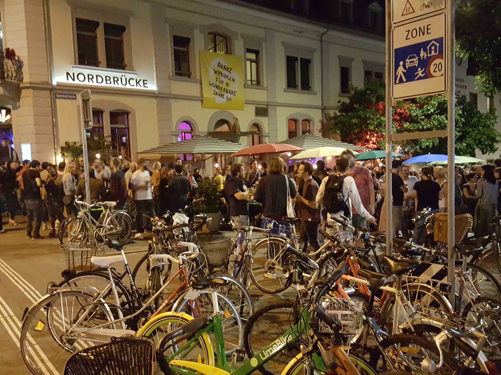 Der Röschibachplatz - das pulsierende Herz von Wipkingen