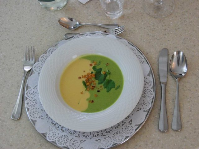 Suppe: Zweifarbige Suppe, Mais- und Kressesuppe.