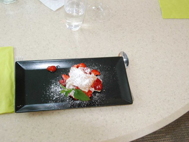Dessert: Millefeuille mit Erdbeeren.