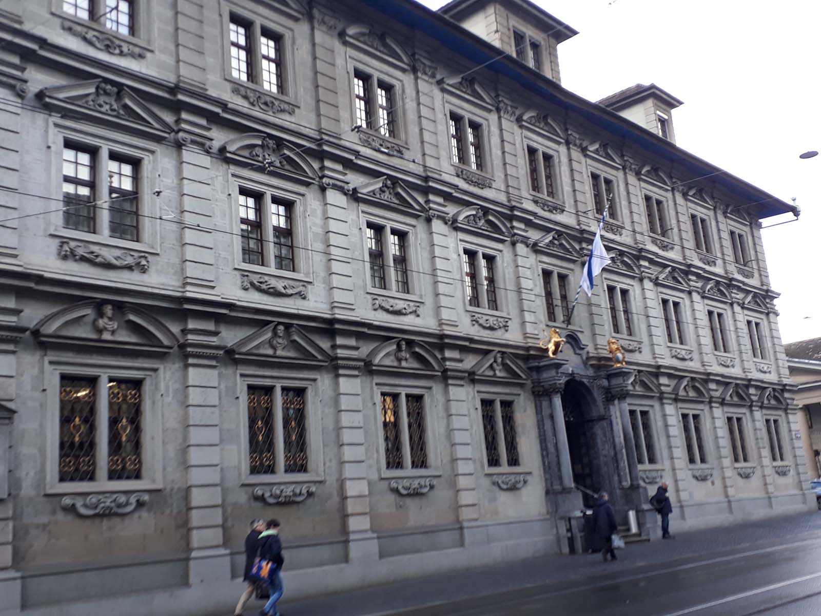 Das Zürcher Rathaus. Hier tagen in der Regel Gemeinde- und Kantonsrat.