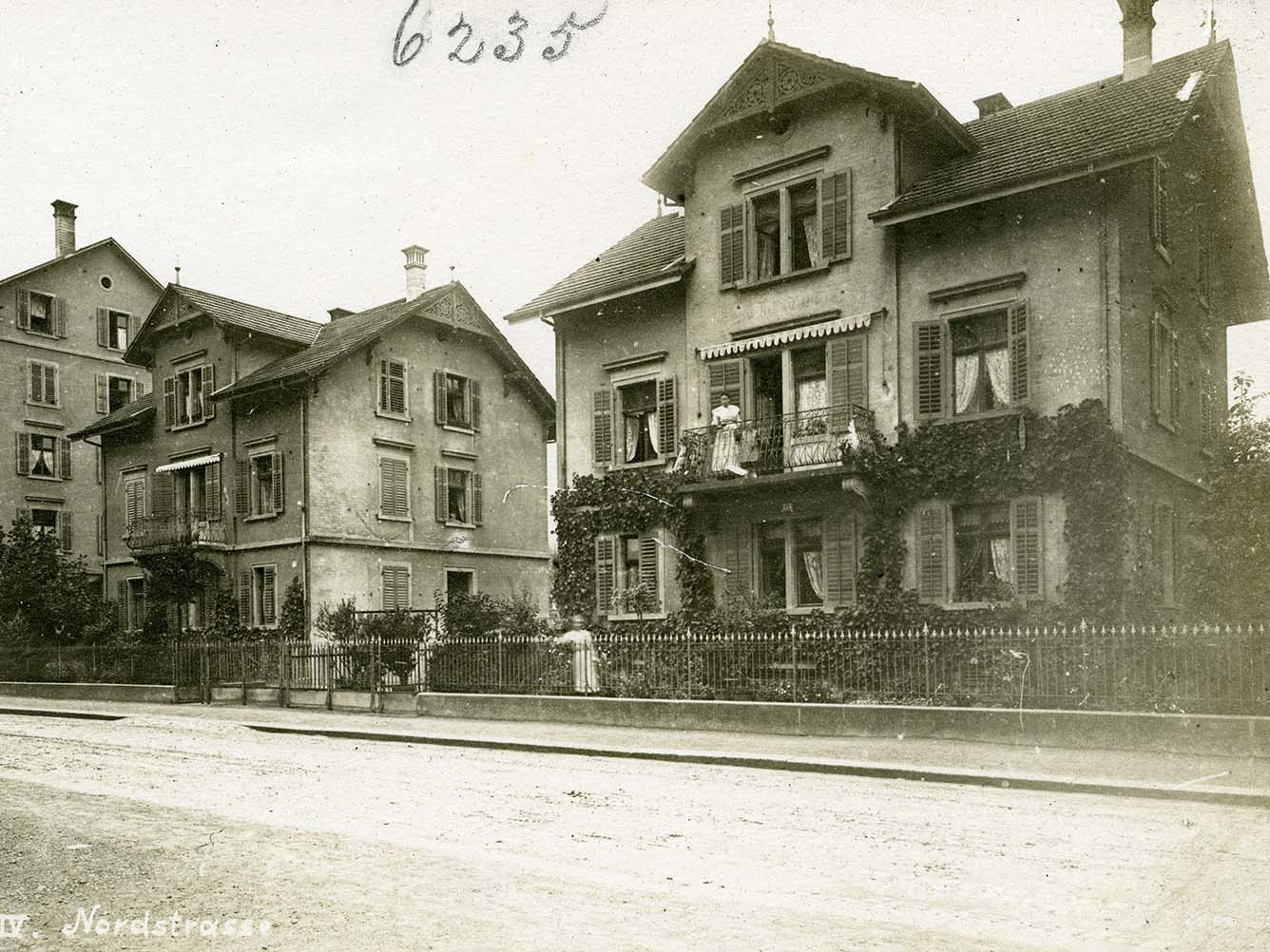 Von rechts nach links: Baumeisterhäuser Nordstrasse 174 und 180 und Mehrfamilienhaus Nordstrasse 182/186 um 1910.