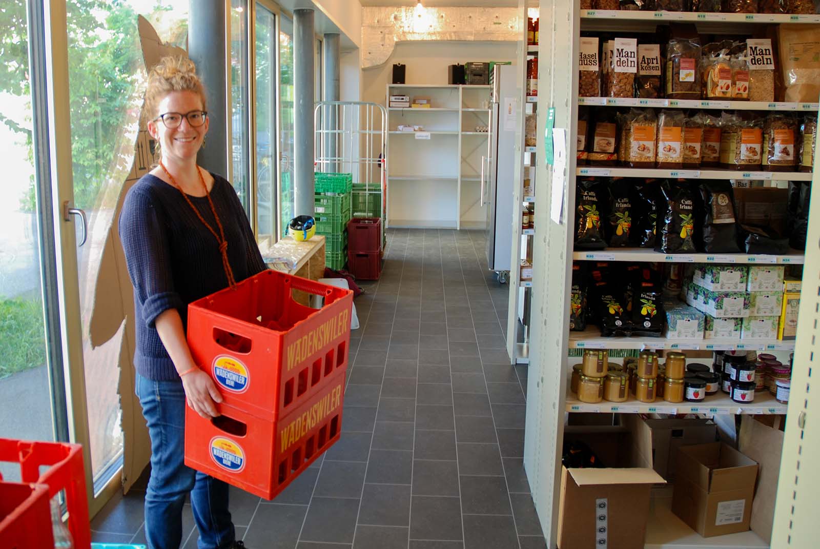 Josephine Herzig räumt im Quartierdepot Bier ins Regal: seit Anfang Jahr können Mitglieder hier 24 Stunden am Tag und 7 Tage die Woche nachhaltig einkaufen.