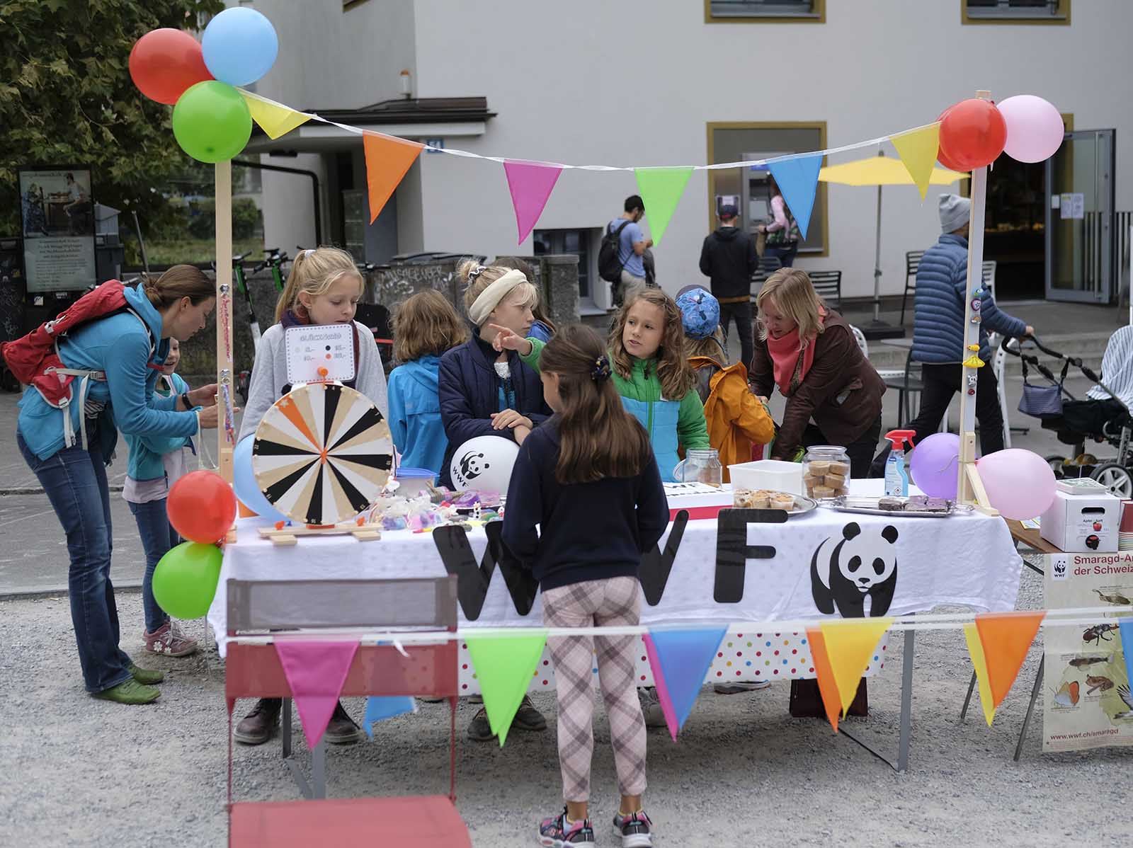 Spenden sammeln für Tier und Umwelt: Initiantin Lara (9 Jahre) mit ihren Freundinnen Emily, Maëlle, Greta, Lina, Clara und Paula mit ihrem Stand auf dem Frischwarenmarkt in Wipkingen.