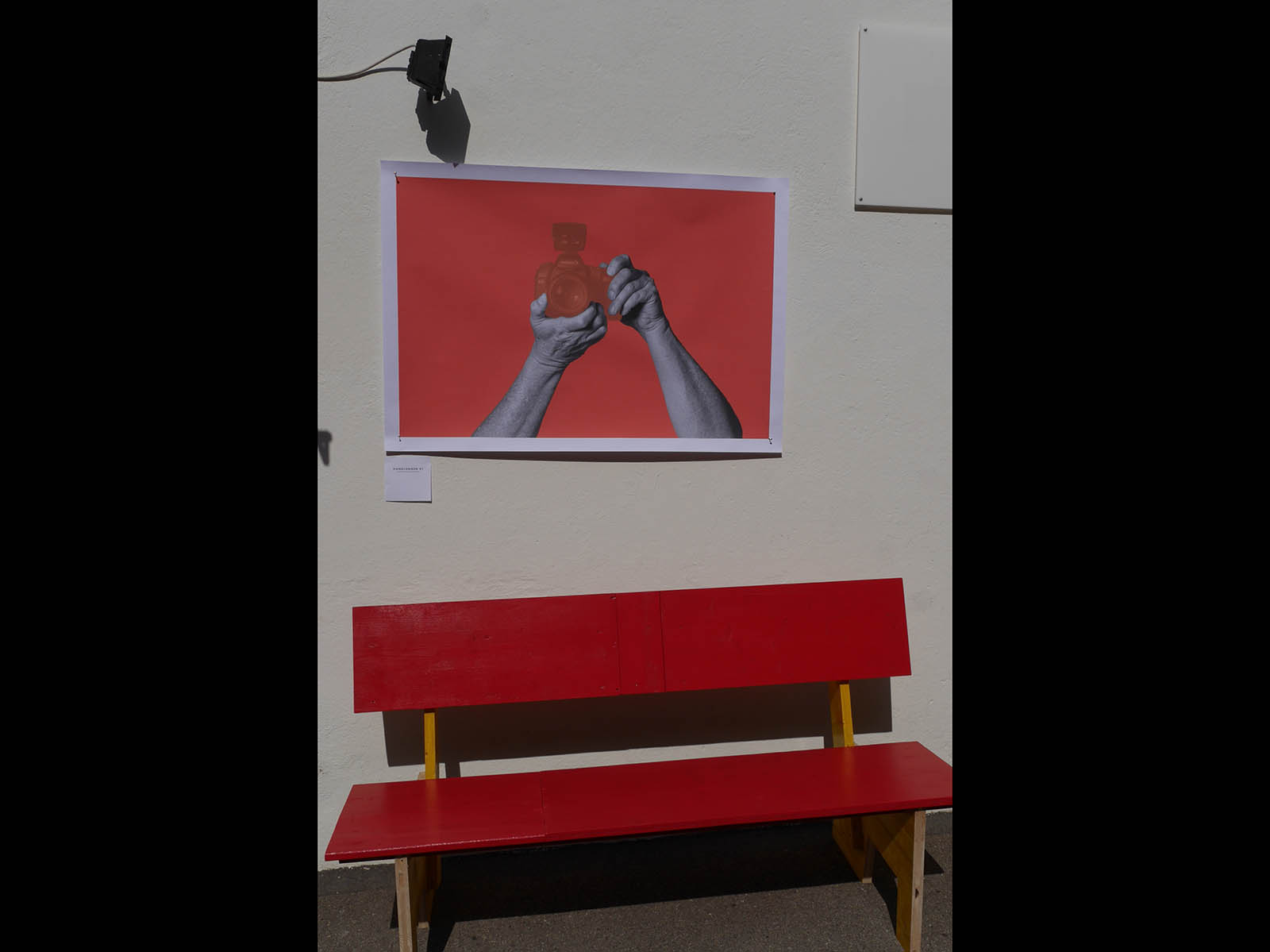 Unter dem Werk von Thomas Krempke: «Das bequemste Bänkli» – ein Projekt von Lukas Kurmann und Nelly Rodriguez.