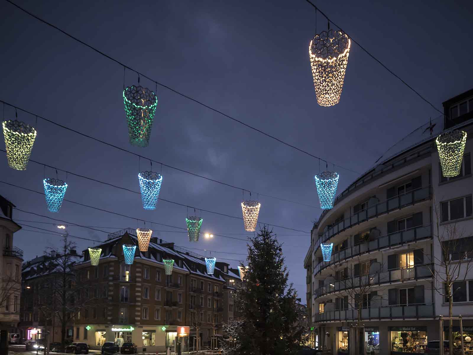 Unsere Weihnachtsbeleuchtung «HaleBopp» erstrahlt in verschiedenen Farben. Diese können übrigens selber eingestellt werden: Der Farbenregler befindet sich in der Kinderkleiderbörse KiWi und ist leicht zu bedienen. Viel Spass!