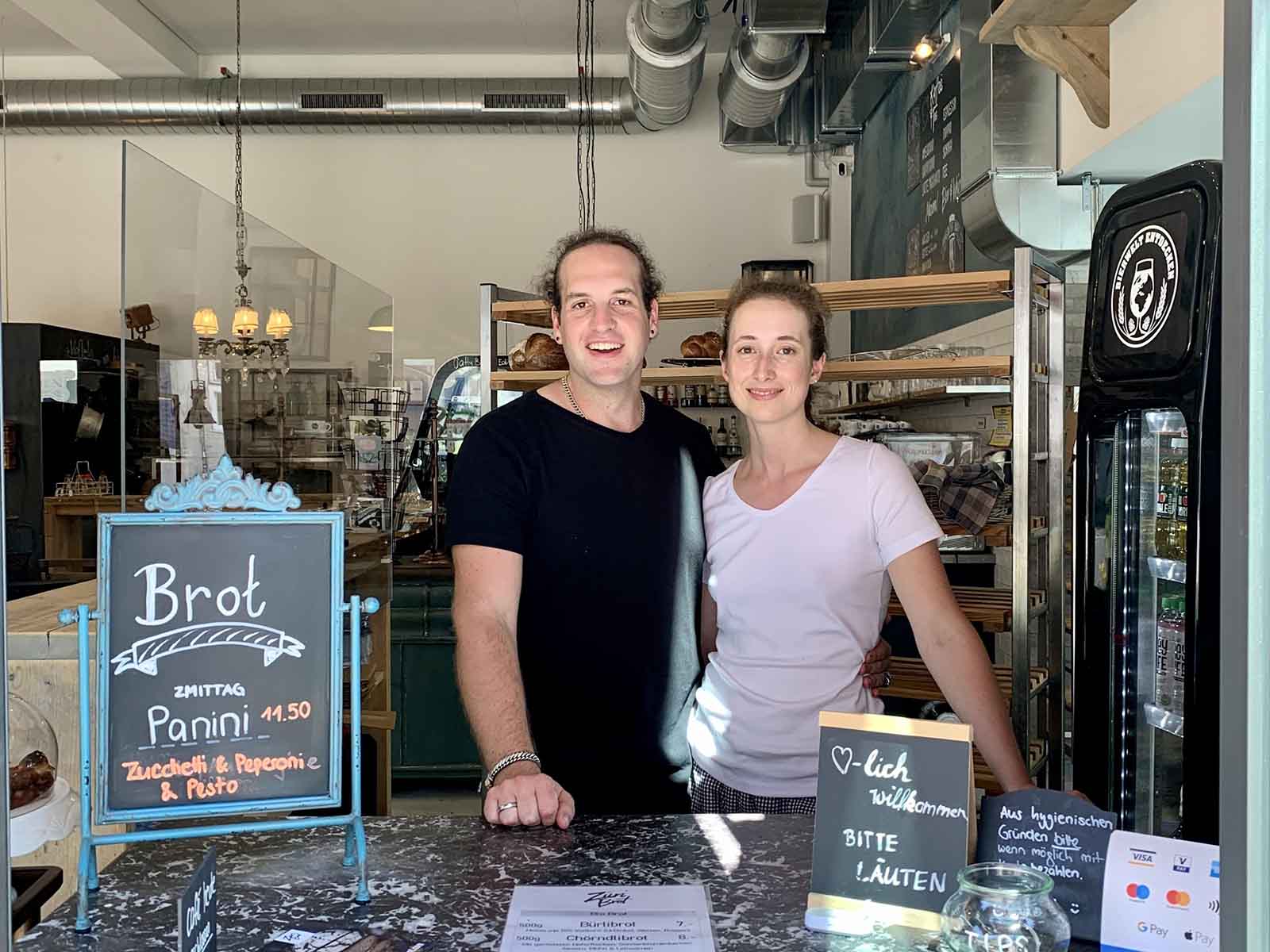 Sascha Graf und Larissa Stamoulos heissen alle herzlich willkommen, die Wert auf hausgemachtes Biobrot ohne jegliche Zusatzstoffe legen.