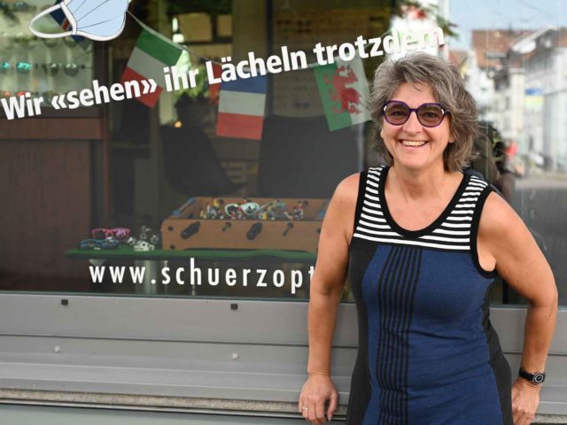 Bleibt optimistisch: Barbara Schürz vor ihrem Optikergeschäft.