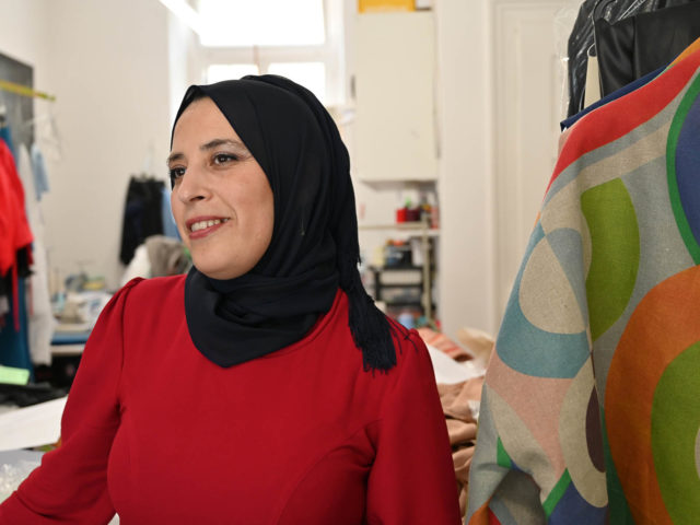 «Ich war am Ende und an einem Punkt angelangt, wo ich mein Geschäft aufgeben wollte»: Dallel Idri in ihrer Schneiderei.