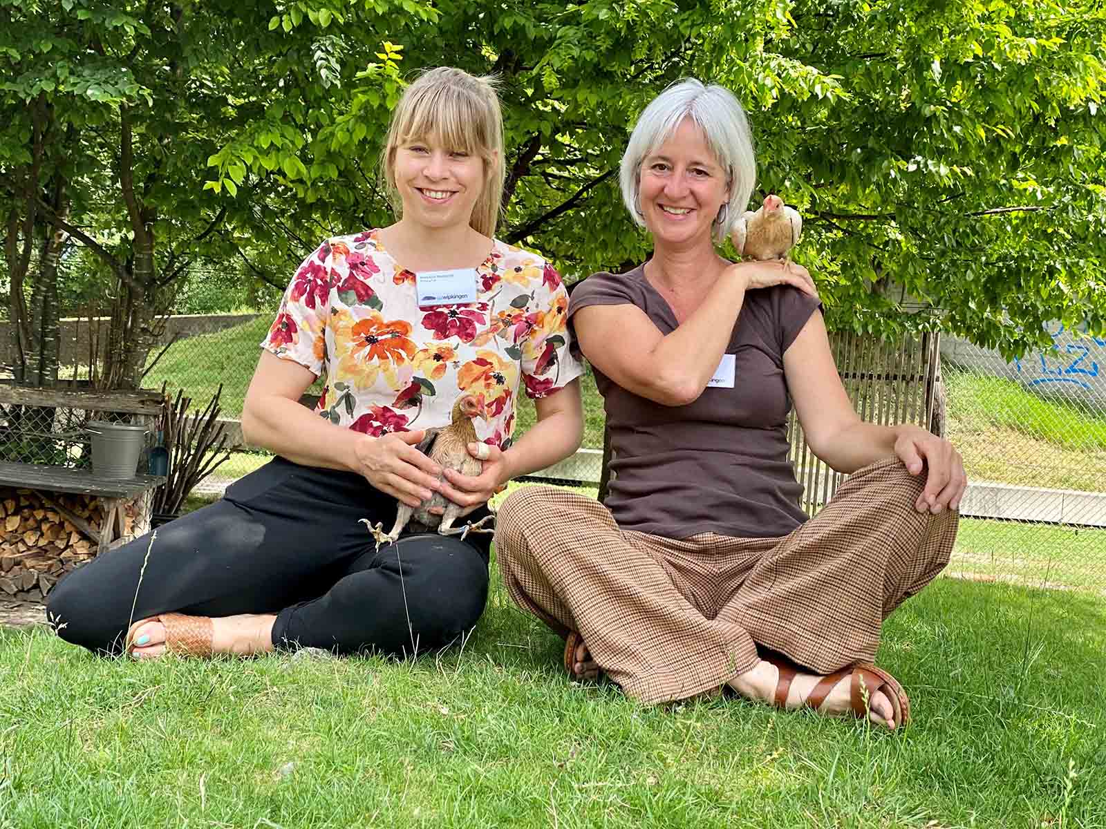 Manuela Zehender (links) und Terri Obrist teilen sich neu die Verantwortung über den Kinderbauernhof.