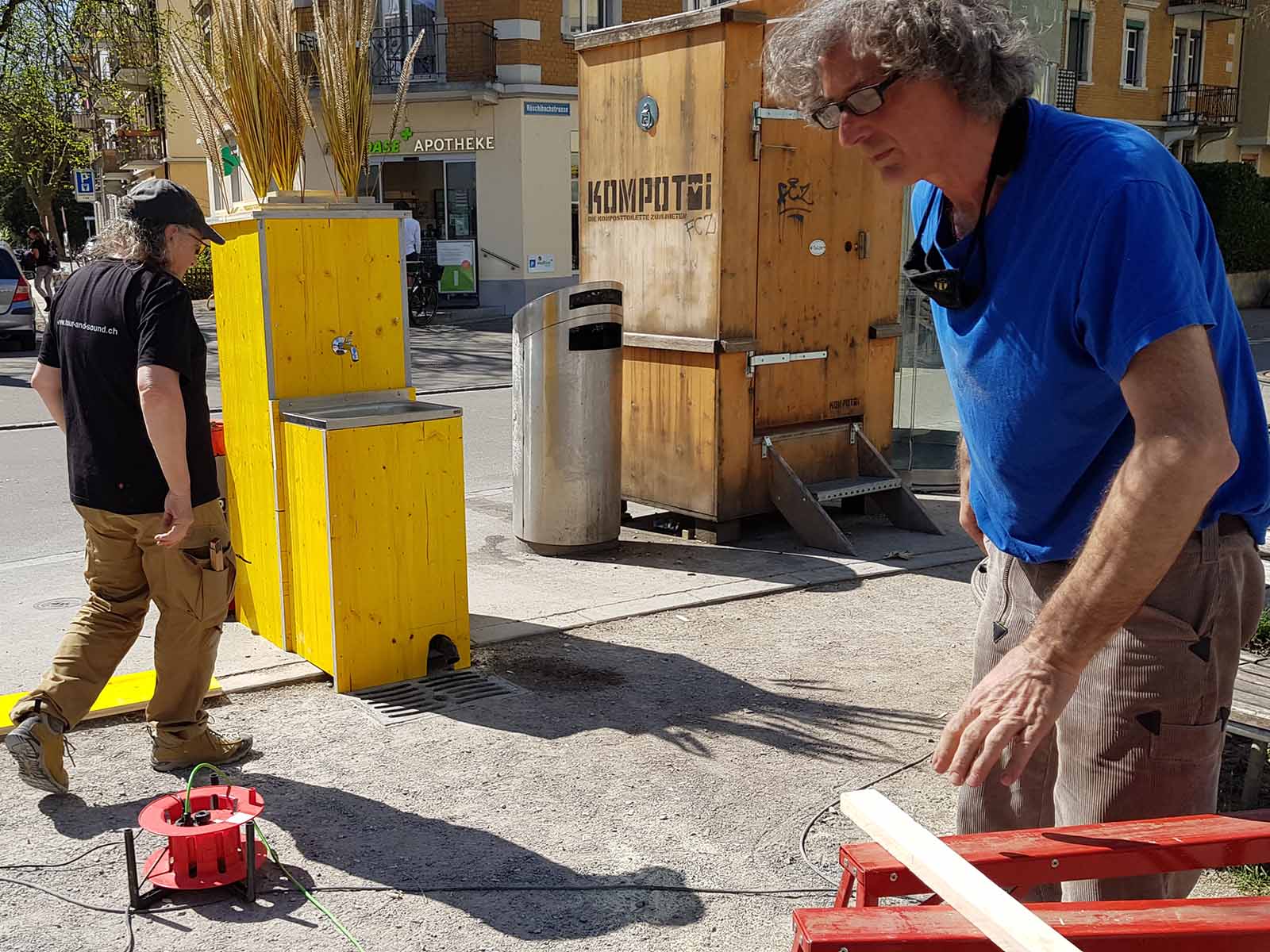 Peter Keller (rechts) mit seinem Helfer Luis beim Bau des Brunnens auf dem Röschibachplatz.