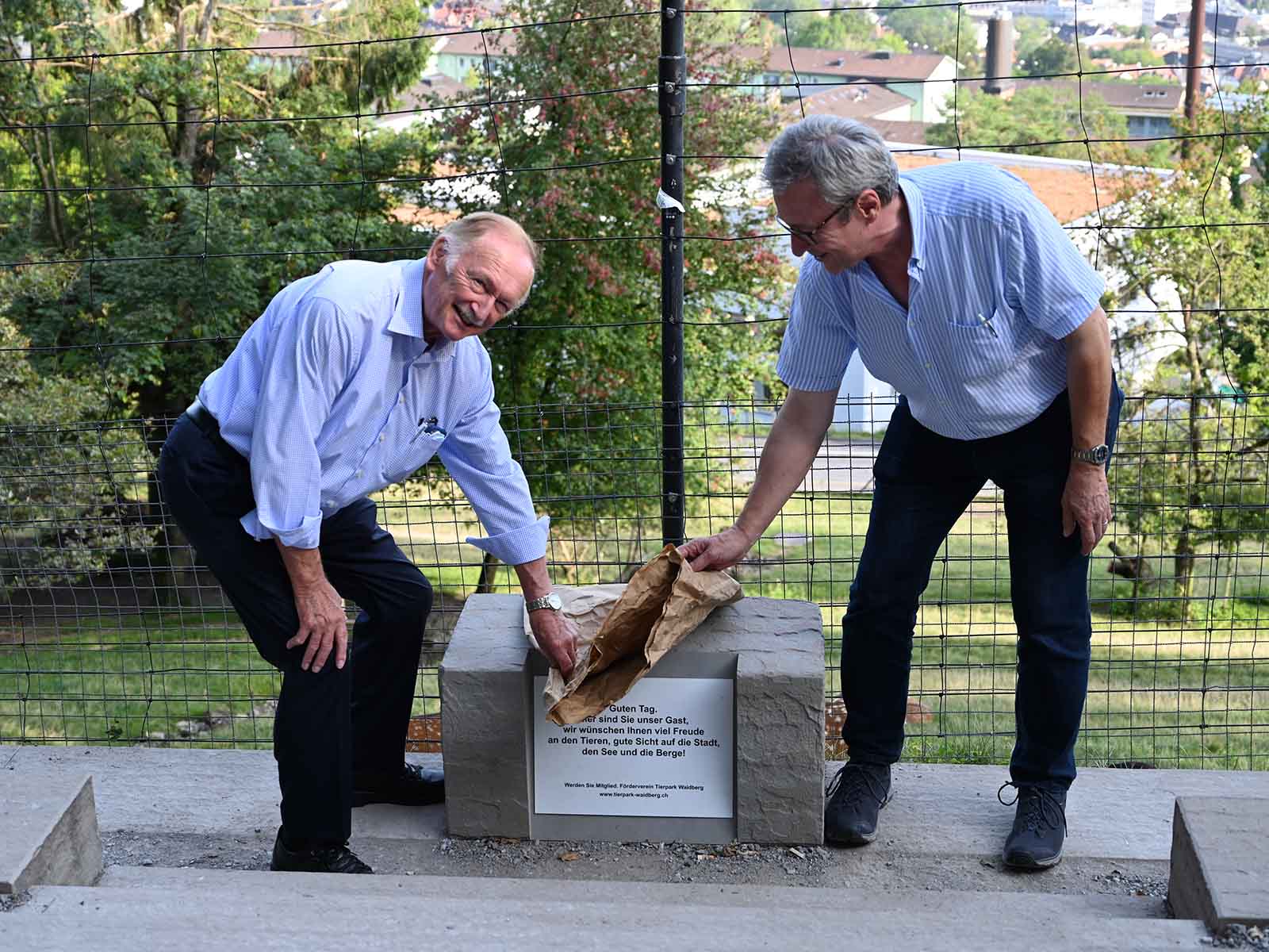 Ehrenpräsident Alex Meier (links) und sein Vorstandsnachfolger Alt-Stadtrat Andres Türler enthüllen den Stein und weihen so die Aussichtstreppe offiziell ein.