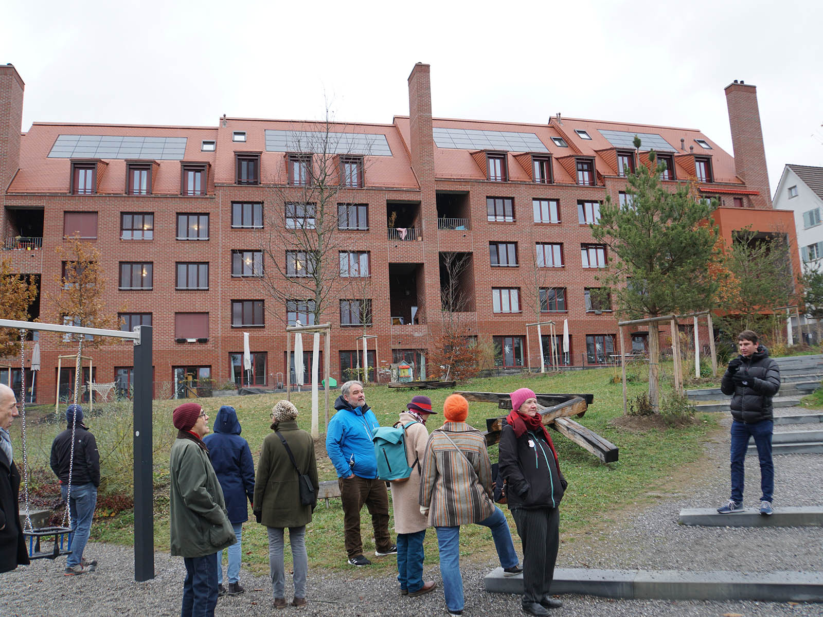 Das neue studentische Wohnen in Wipkingen ist vorbildlich und schafft einen neuen Park für die ganze Bevölkerung. Florian Utz (rechts) erklärt hier, wo wir nach zehn Jahren mit dem Drittelsziel für bezahlbare Wohnungen sind.