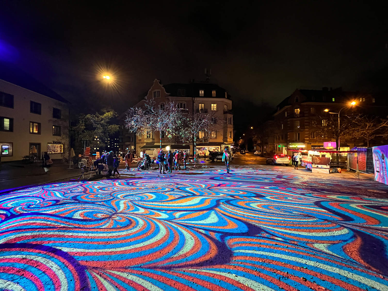 Weihnachtsbeleuchtung einmal anders: Der Röschibachplatz verwandelt sich bis Anfang Januar in ein magisches Lichtermeer.
