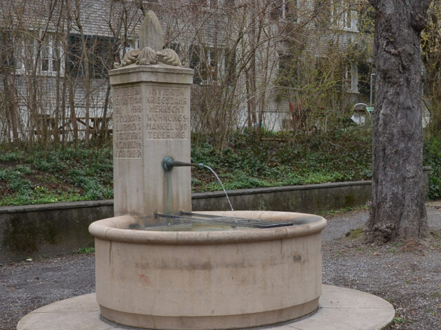 Eines der versteckten Wahrzeichen Wipkingens: Der Notbrunnen bei den Schindelhäusern zeigt die Preissteigerungen in der Krisenzeit. (Fotos: Kurt Gammeter)